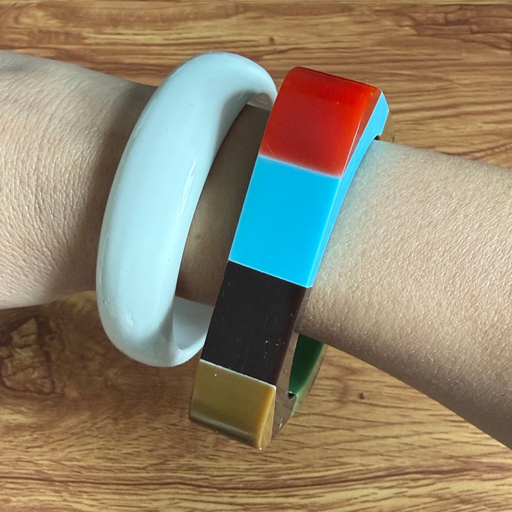 Vintage Bundle of 4 Colorful Resin & Acrylic Bangles - Picture 8 of 8